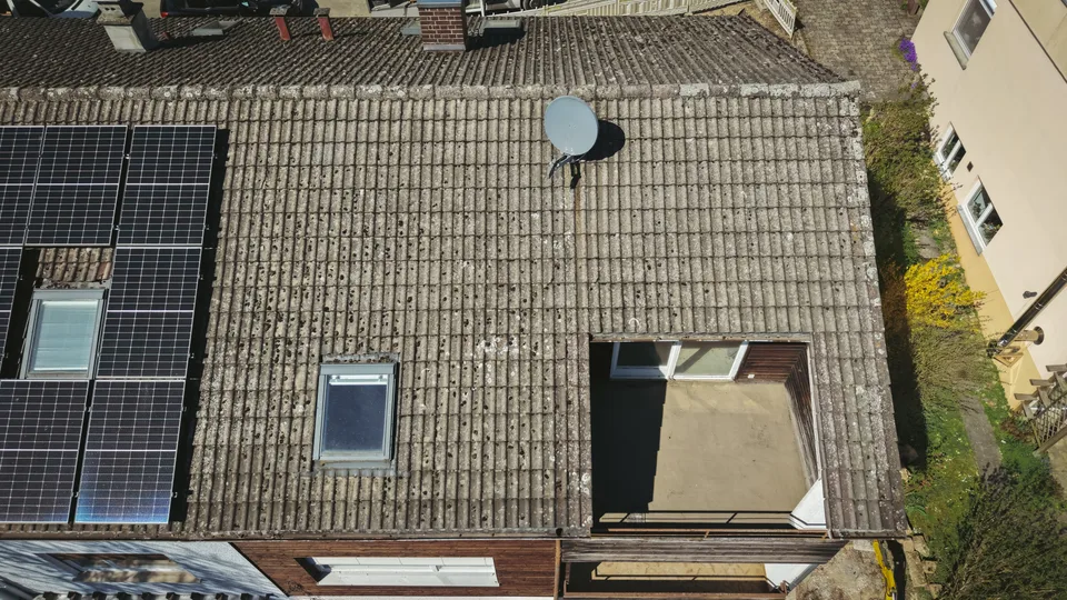 Gegenüberliegende Dachfläche im Bestand mit Dacheinschnitt und angrenzender Photovoltaikanlage