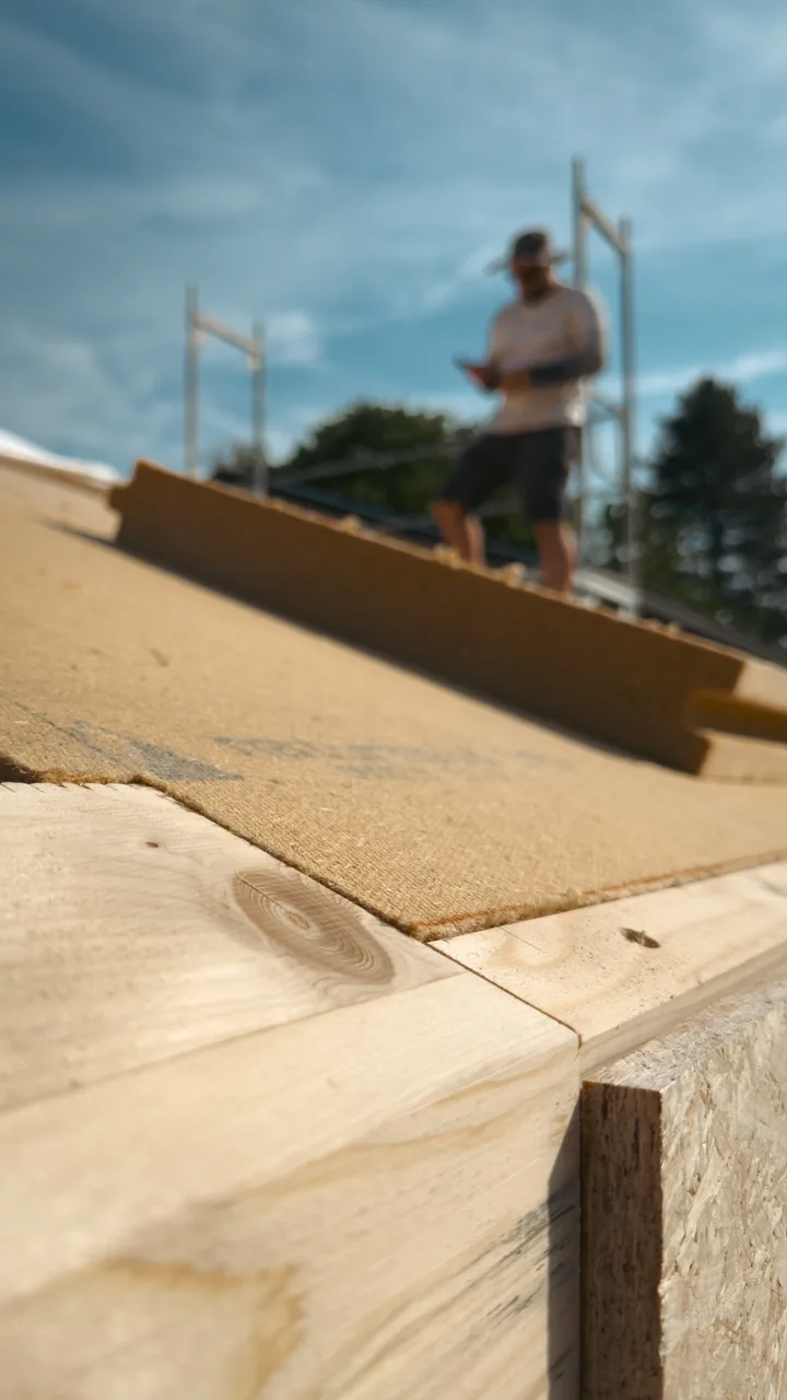 Nahaufnahme einer Holzweichfaserplatte auf der neuen Dachkonstruktion