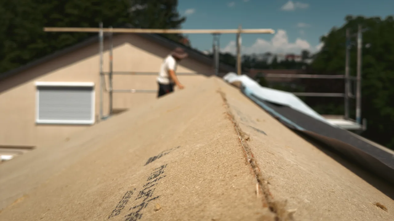 Passgenau zusammengeführte Holzweichfaserplatten am Dachfirst