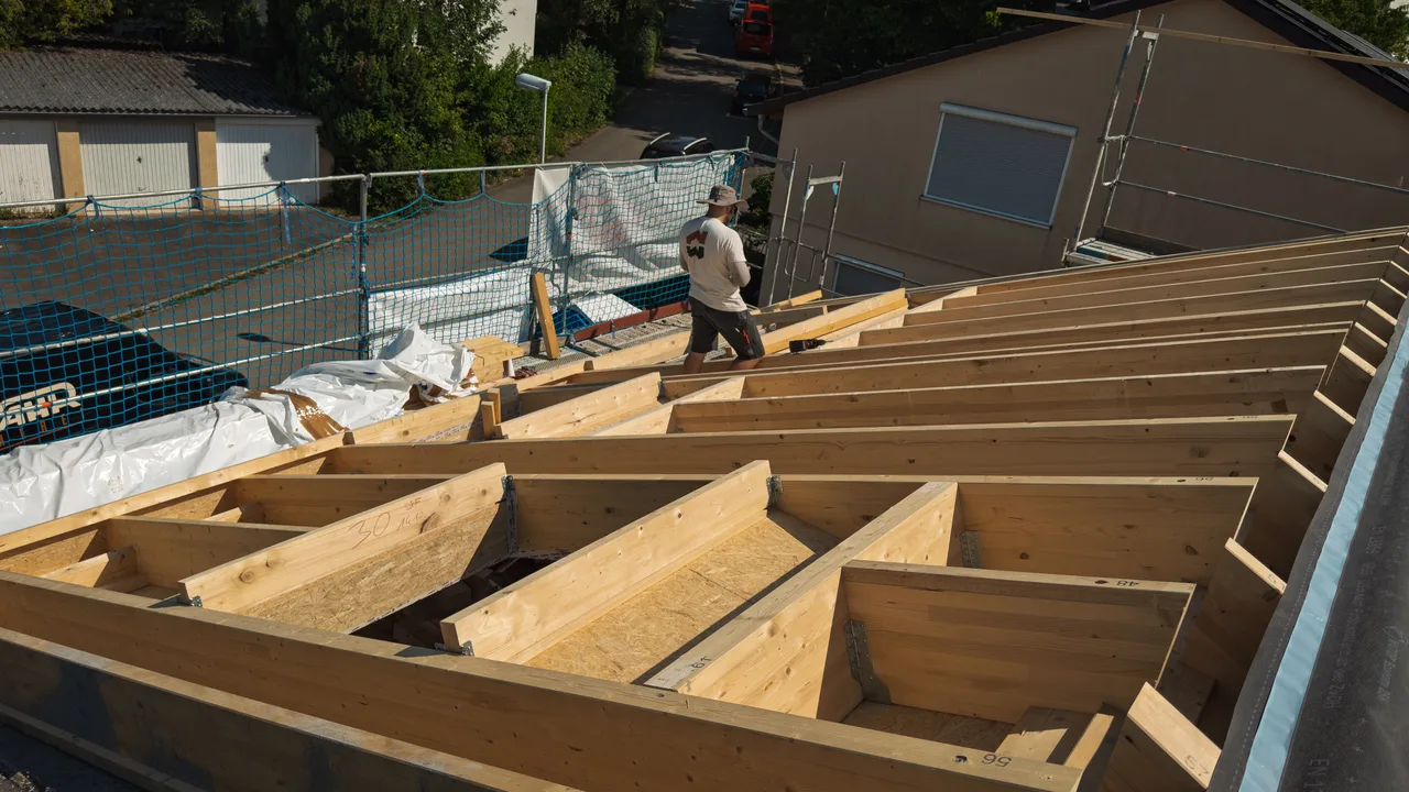 Fertig aufgerichtete Dachkonstruktion vor der Montage der Aufsparrendämmung