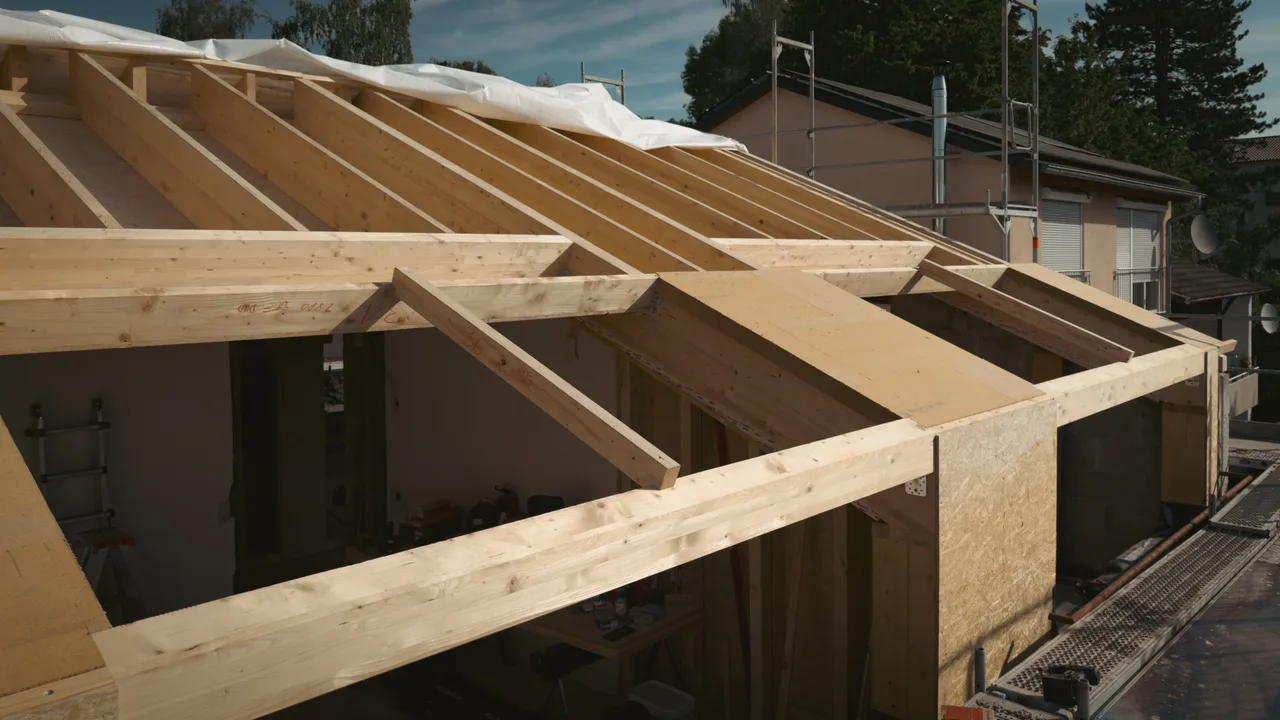 Holzkonstruktion an der Traufe mit vorbereiteten Öffnungen für die Duo-Dachfensterlösungen