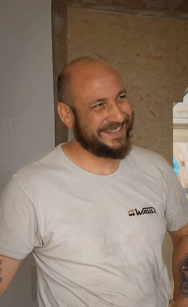 Roman Sautter bei der Arbeit im Holzbau