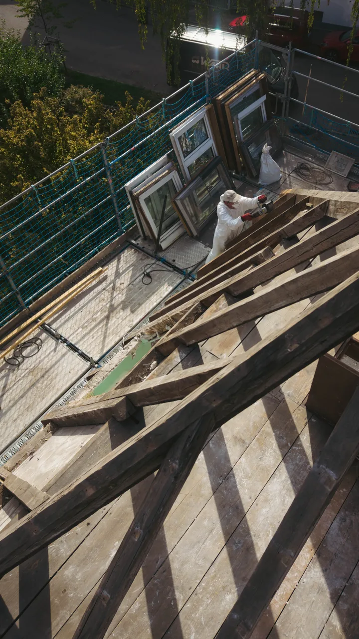 Freigelegte Sparren mit ausgebauten Fenstern auf dem Gerüst